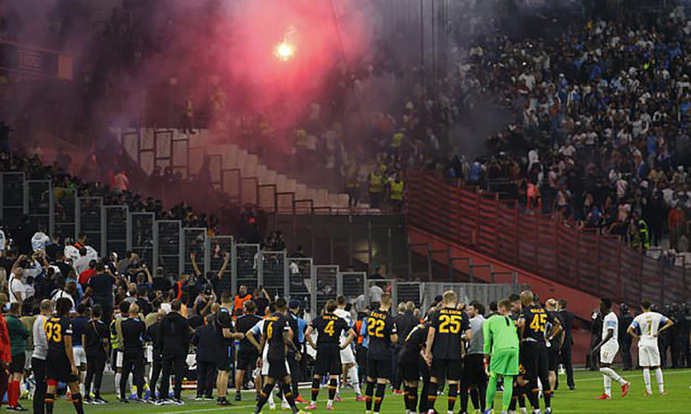 CĐV bạo loạn pháo sáng, trận Marseille vs Galatasaray hoãn 9 phút - Ảnh 1