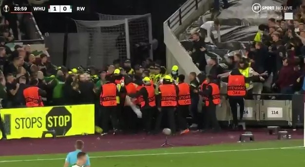 CĐV châm ngòi bạo lực ở trận đấu của West Ham tại Europa League - Ảnh 1