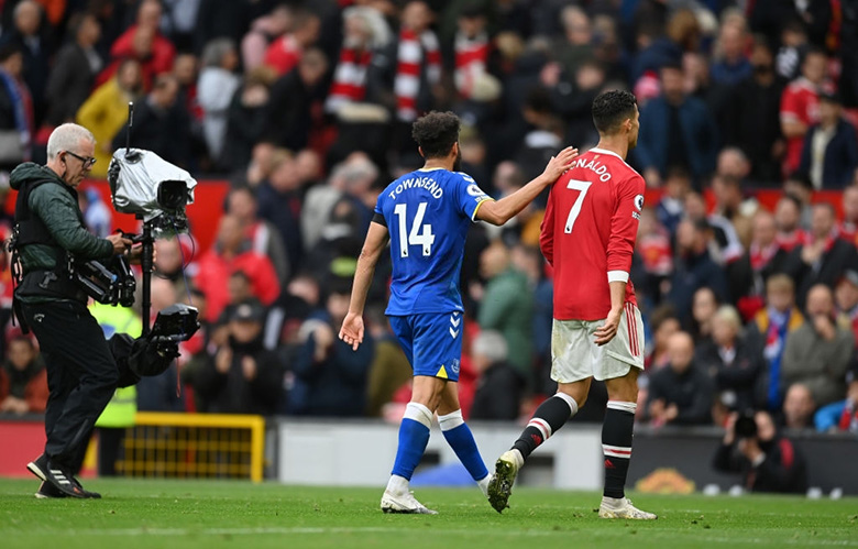 Ronaldo giận dỗi vì MU đánh rơi chiến thắng trước Everton - Ảnh 1