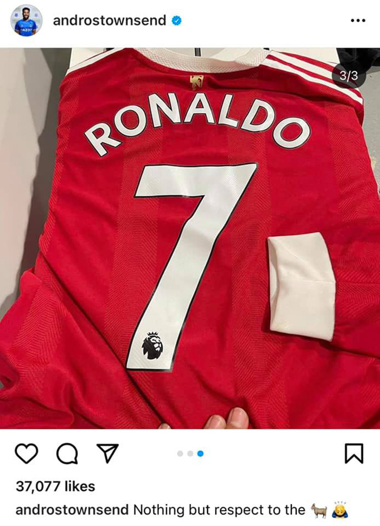 Andros Townsend nhận quà từ Ronaldo sau khi ghi bàn vào lưới MU - Ảnh 1