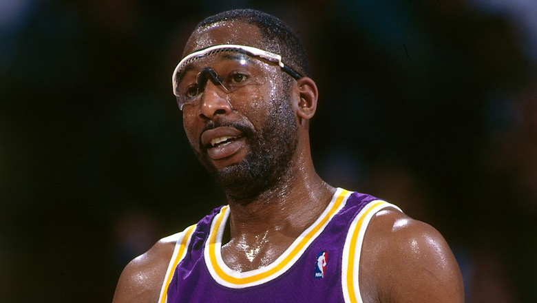 NBA cấm cầu thủ đeo kính râm ra sân - Ảnh 1