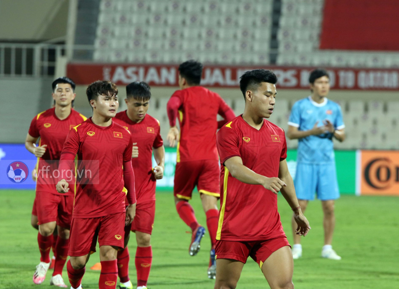 ĐT Việt Nam làm quen sân Sharjah, mặc áo đấu màu trắng ở trận gặp Trung Quốc - Ảnh 1