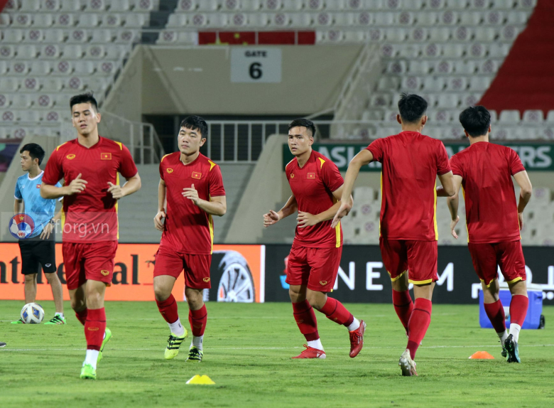 ĐT Việt Nam làm quen sân Sharjah, mặc áo đấu màu trắng ở trận gặp Trung Quốc - Ảnh 2