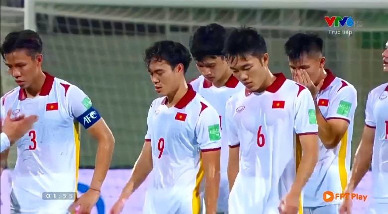Dàn sao ĐT Việt Nam khóc nấc sau trận thua Trung Quốc - Ảnh 1