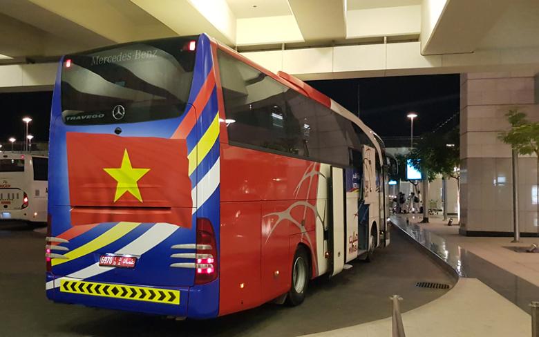 ĐT Việt Nam đặt chân tới Oman sau hành trình kéo dài 7 tiếng đồng hồ - Ảnh 4