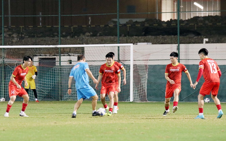 Đội tuyển Việt Nam phải tập trên sân xấu như mặt ruộng ở Oman - Ảnh 4