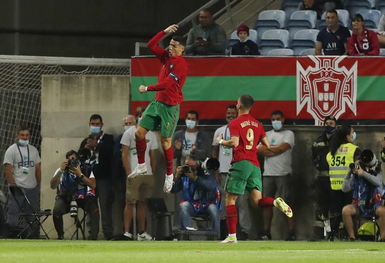 Ronaldo ghi bàn, Bồ Đào Nha đè bẹp Qatar - Ảnh 1
