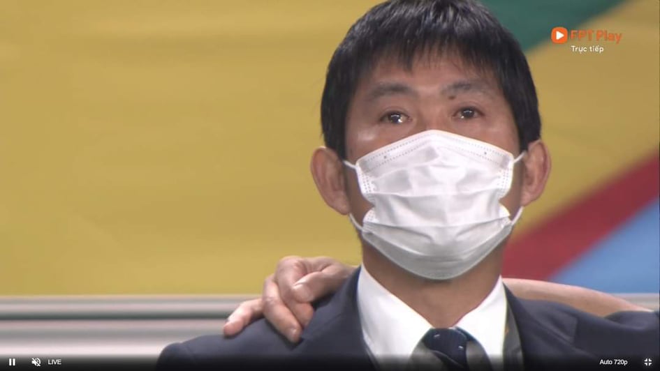 HLV ĐT Nhật Bản khóc đẫm nước mắt trước áp lực sa thải - Ảnh 1