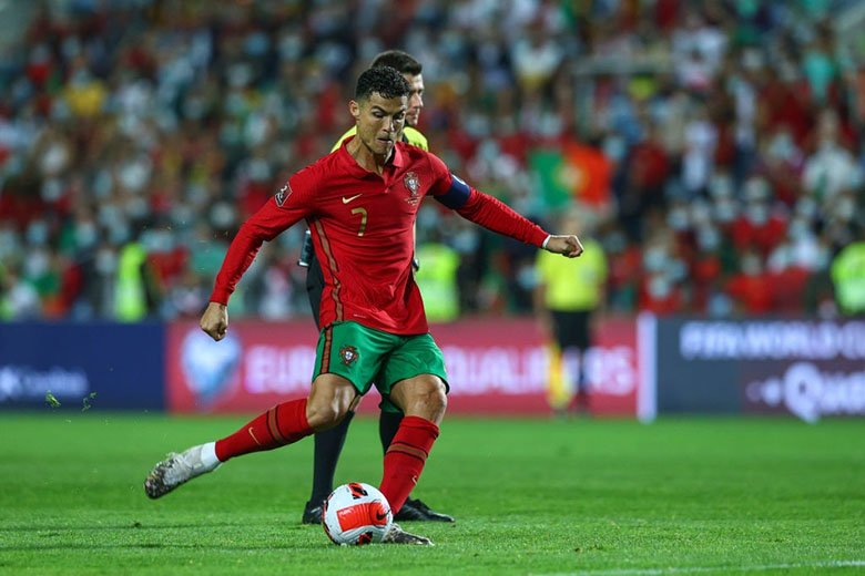 Bồ Đào Nha mở lễ hội bàn thắng nhờ hat-trick của Ronaldo - Ảnh 2