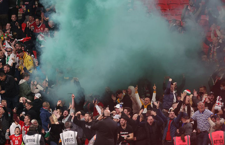 Hooligan Hungary náo loạn, truy đuổi cảnh sát ngay tại Wembley - Ảnh 1