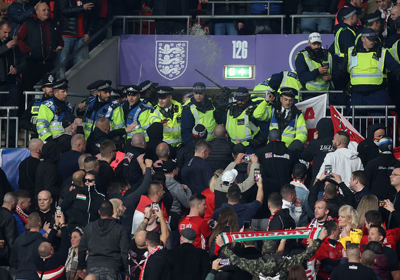 Hooligan Hungary náo loạn, truy đuổi cảnh sát ngay tại Wembley - Ảnh 2