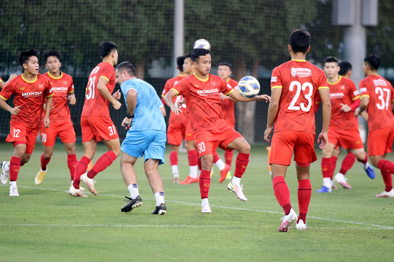 Hậu vệ Đặng Văn Tới: 'Sự có mặt của thầy Park không ảnh hưởng đến sự tập trung của U23 Việt Nam' - Ảnh 1