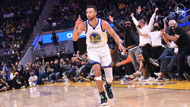 Curry một mình 'cân' cả đội Portland Blaizers, đưa Warriors đến chiến thắng - Ảnh 1