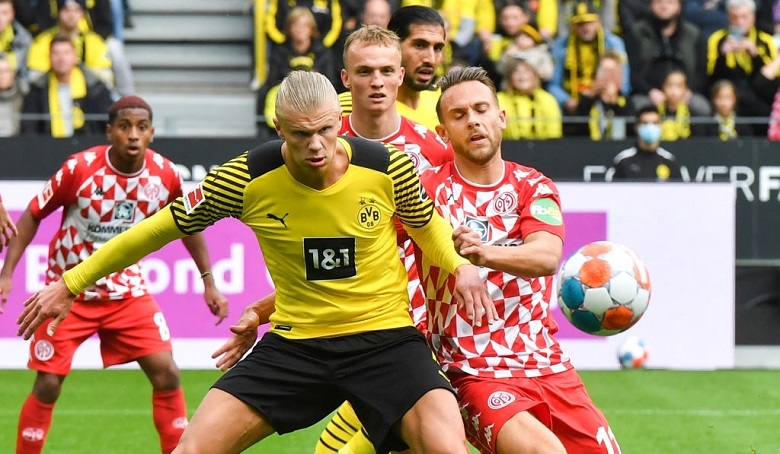 Haaland nổ súng trong ngày tái xuất, Dortmund tạm chiếm ngôi đầu Bundesliga - Ảnh 1