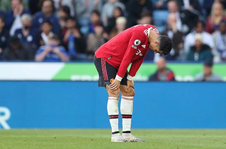 Ronaldo bị buộc phải ở lại chào khán giả sau trận MU thua Leicester - Ảnh 1