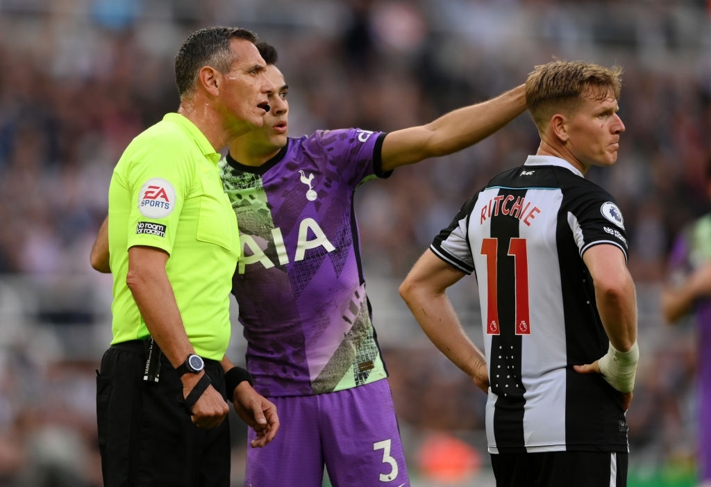 Trận Newcastle vs Tottenham tạm dừng vì cổ động viên đột quỵ trên khán đài - Ảnh 1