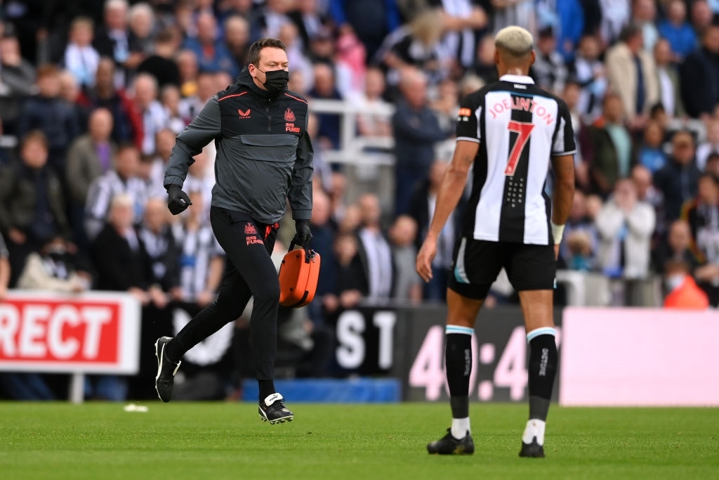Trận Newcastle vs Tottenham tạm dừng vì cổ động viên đột quỵ trên khán đài - Ảnh 3