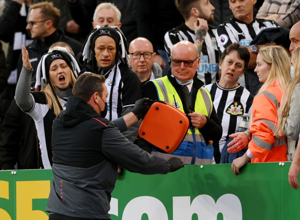 Trận Newcastle vs Tottenham tạm dừng vì cổ động viên đột quỵ trên khán đài - Ảnh 4