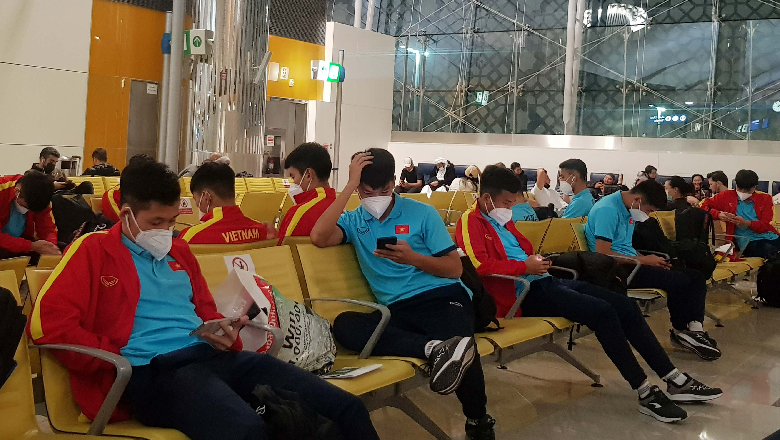 U23 Việt Nam gặp khó khi vừa đặt chân tới Kyrgyzstan - Ảnh 1