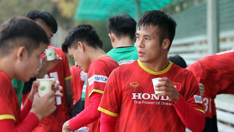 Cầu thủ U23 Việt Nam uống trà gừng làm ấm cơ thể sau buổi tập đầu tiên tại Kyrgyzstan - Ảnh 1
