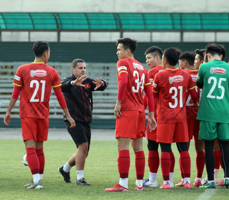 Cầu thủ U23 Việt Nam uống trà gừng làm ấm cơ thể sau buổi tập đầu tiên tại Kyrgyzstan - Ảnh 2