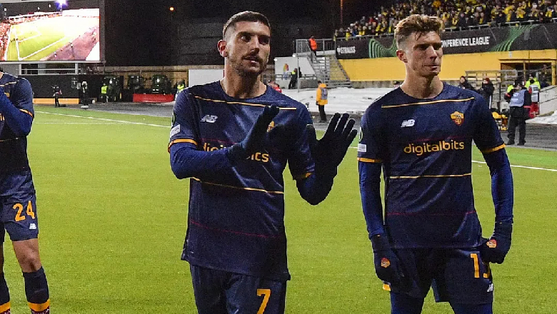 CĐV Roma từ chối nhận áo đấu của Pellegrini sau trận thua thảm - Ảnh 1