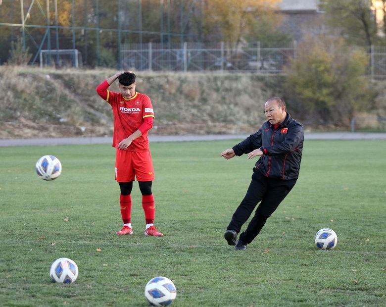 U23 Việt Nam hứng khởi trên sân tập dưới thời tiết nắng đẹp ở Kyrgyzstan - Ảnh 1