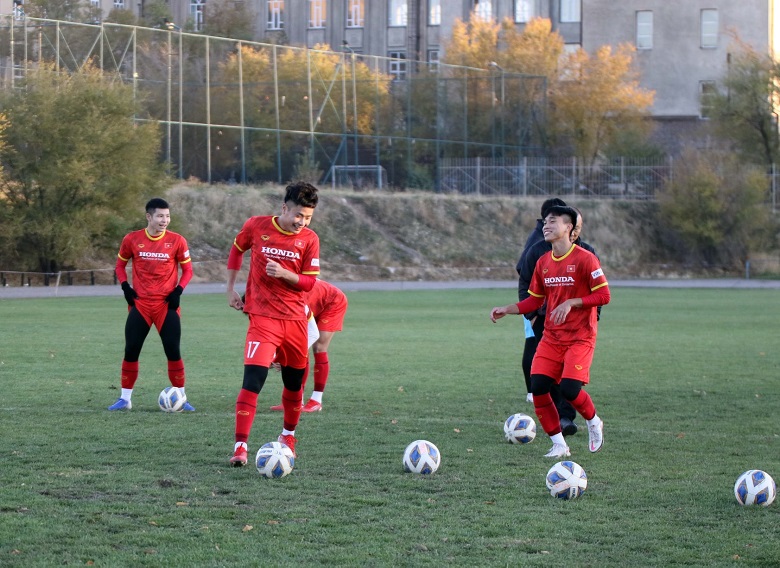 U23 Việt Nam hứng khởi trên sân tập dưới thời tiết nắng đẹp ở Kyrgyzstan - Ảnh 2