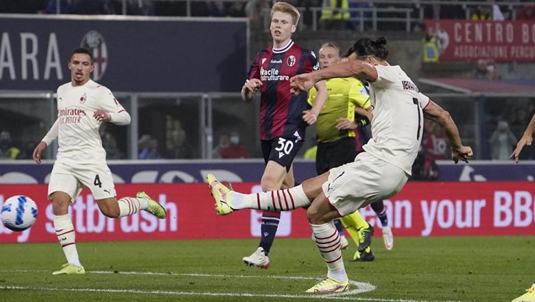 AC Milan vươn lên dẫn đầu Serie A khi đối thủ nhận 2 thẻ đỏ - Ảnh 1