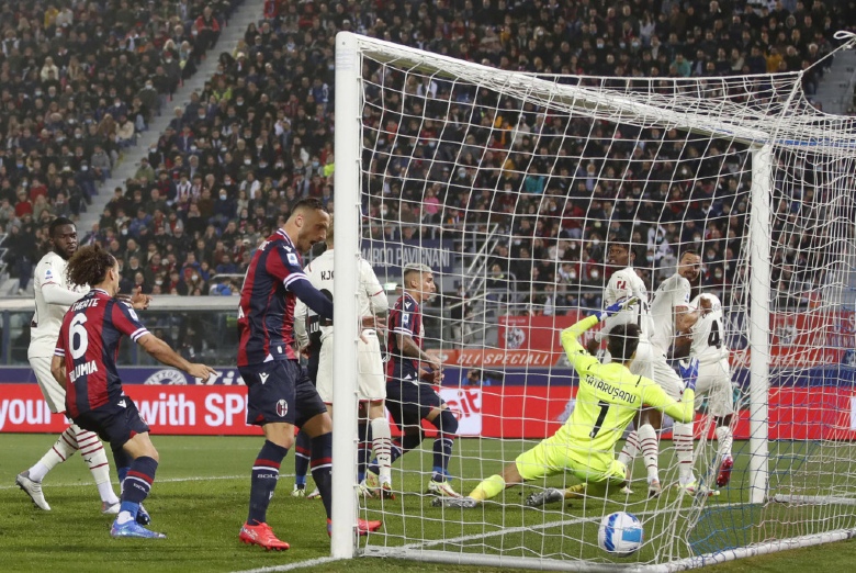 Ibrahimovic ghi bàn, kiến tạo và đá phản lưới nhà trong cùng một trận đấu - Ảnh 1