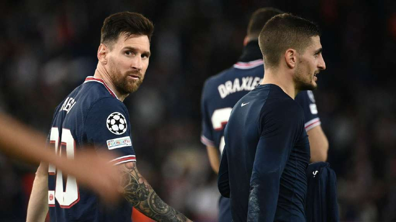 CĐV Marseille lao xuống sân rượt đuổi Messi - Ảnh 2