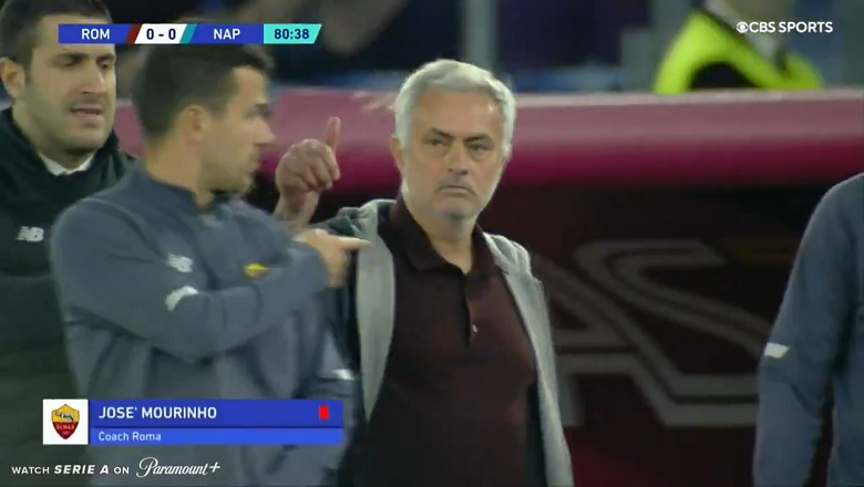 Mourinho nhận thẻ đỏ gián tiếp, bị đuổi lên khán đài ở trận Roma vs Napoli - Ảnh 1