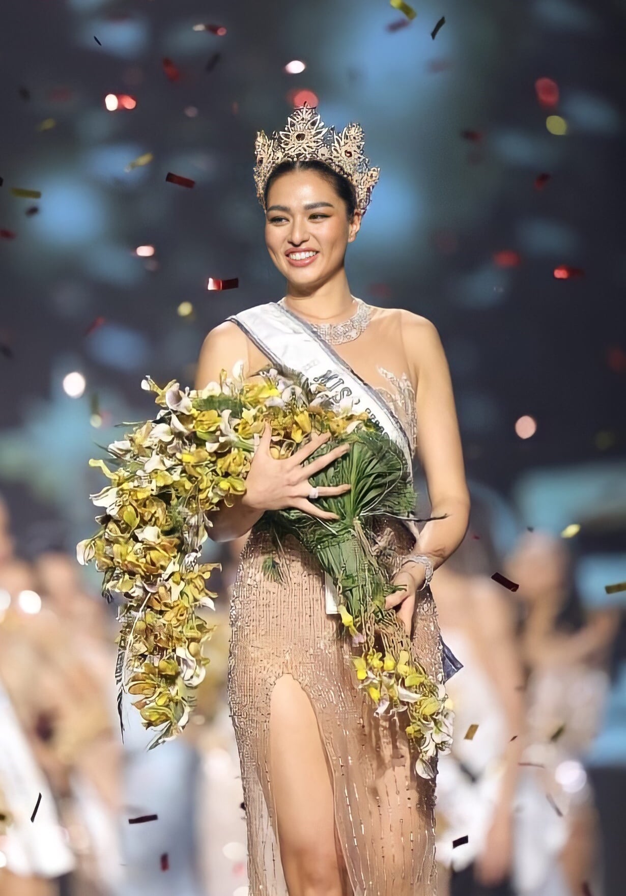 VĐV bóng chuyền Anchilee Scott-Kemmis đăng quang Hoa hậu hoàn vũ Thái Lan 2021 - Ảnh 4