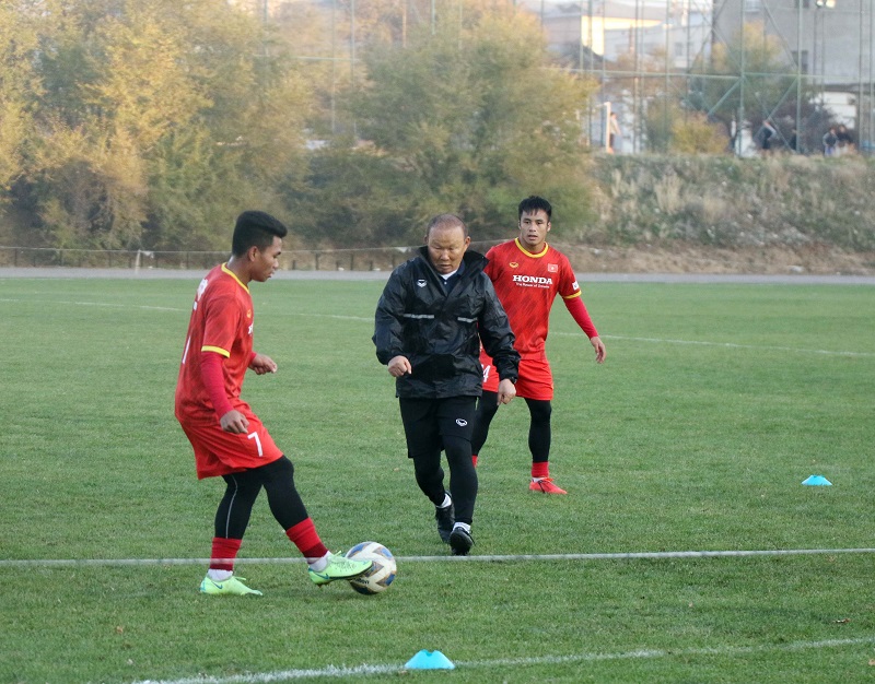 U23 Việt Nam làm quen sân Dolen Omurzakov, không được tập chính thức - Ảnh 3