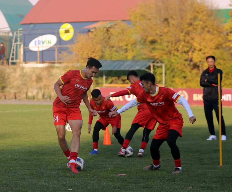 U23 Việt Nam làm quen sân Dolen Omurzakov, không được tập chính thức - Ảnh 6