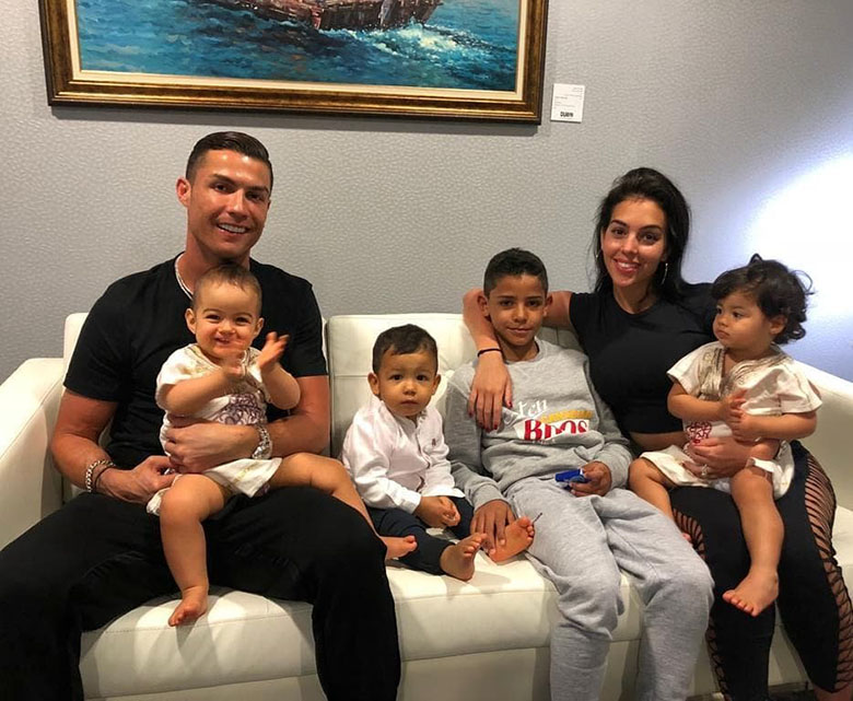 Ronaldo 'lập cú đúp' sinh đôi với cô bạn gái Georgina Rodriguez - Ảnh 3
