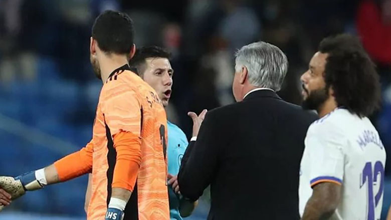 Cầu thủ Real Madrid phàn nàn về phút bù giờ, bị trọng tài đáp trả ‘cực gắt’ - Ảnh 1