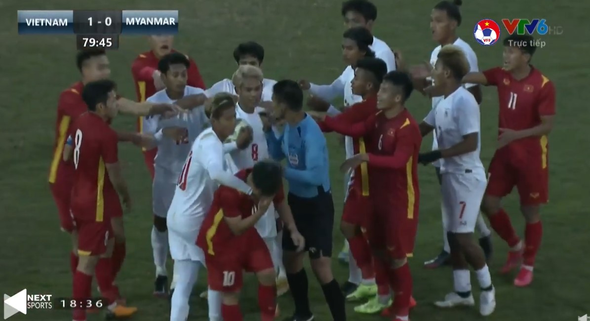 Cầu thủ U23 Myanmar nhận thẻ đỏ vì đánh nguội Lý Công Hoàng Anh - Ảnh 2