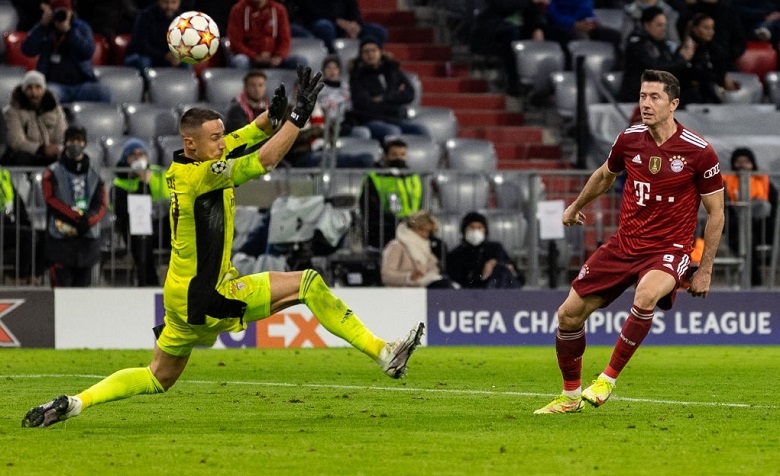 Lewandowski lập hat-trick, Bayern Munich sớm giành vé vào vòng 1/8 Cúp C1 châu Âu - Ảnh 2