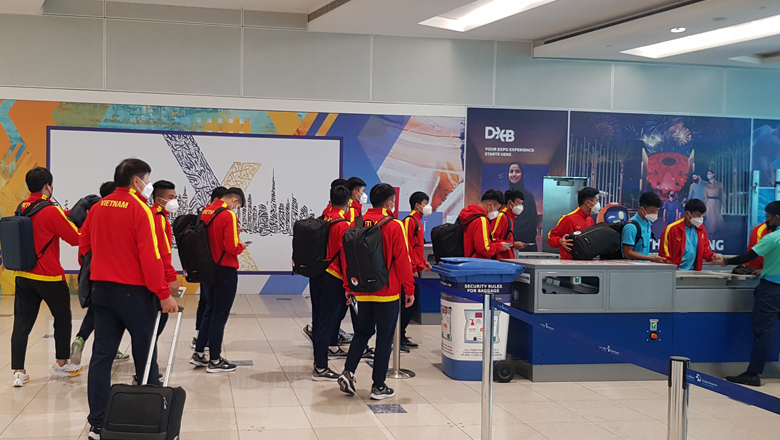 U23 Việt Nam về tới Nội Bài sau hành trình gần 1 ngày di chuyển - Ảnh 1