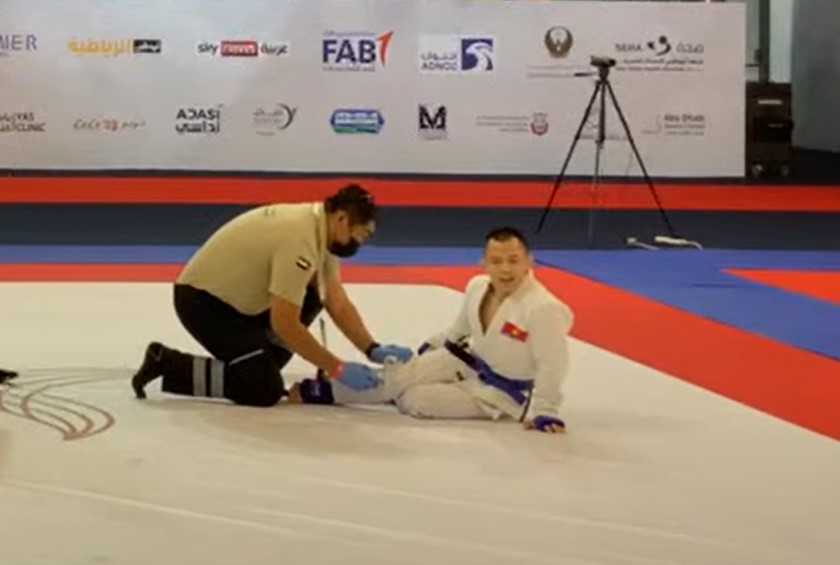 Giải Jiu Jitsu Thế giới 2021: Đào Hồng Sơn chấn thương nặng, được đối thủ bế ra ngoài sàn đấu - Ảnh 1