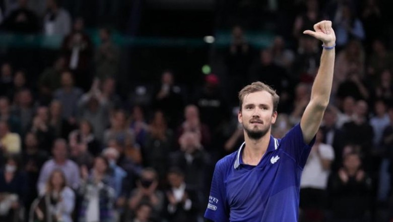 Medvedev thắng áp đảo Zverev, tái ngộ Djokovic ở chung kết Paris Masters 2021 - Ảnh 1