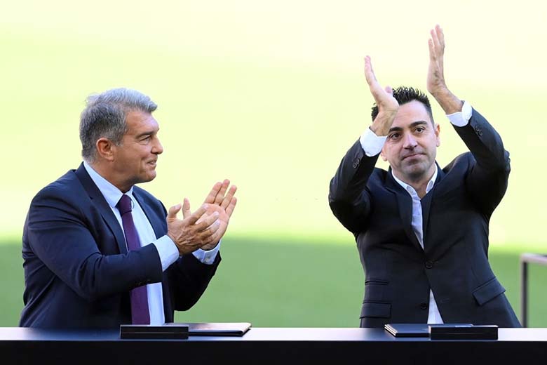 Chùm ảnh: Xavi ra mắt Barca tại sân Nou Camp - Ảnh 12