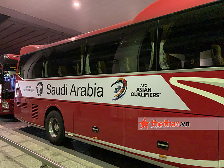 ĐT Saudi Arabia thuê cả xe tải khi đặt chân tới Hà Nội  - Ảnh 5