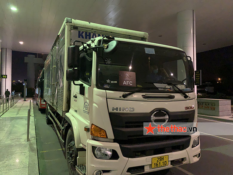 ĐT Saudi Arabia thuê cả xe tải khi đặt chân tới Hà Nội  - Ảnh 7