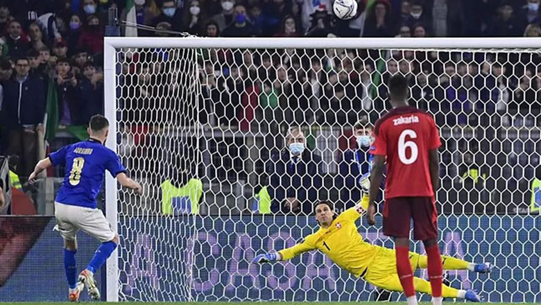 Jorginho trượt penalty, Italia mất cơ hội giành vé dự World Cup sớm - Ảnh 1