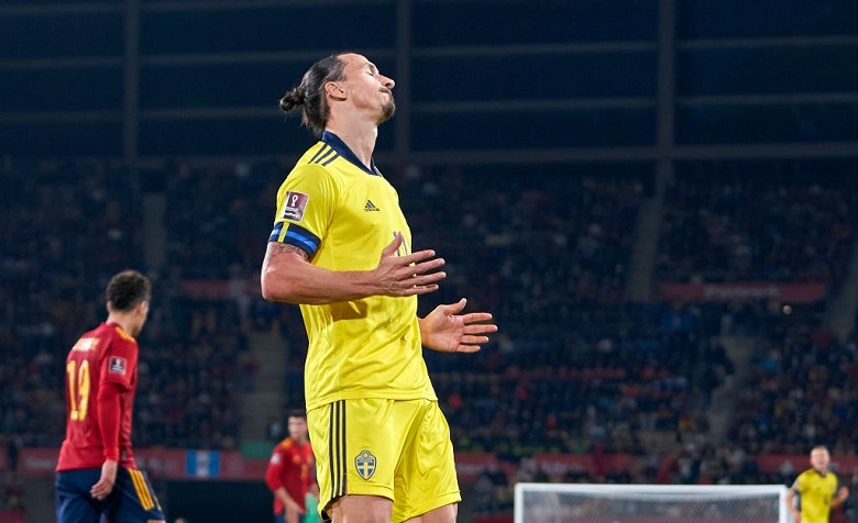 ‘Huých yêu’ đội trưởng Chelsea, Ibrahimovic bị treo giò ở trận play-off World Cup 2022 - Ảnh 1