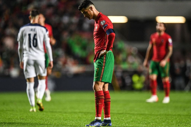 Ronaldo bật khóc nhìn Bồ Đào Nha mất vé đến World Cup 2022 vào tay Serbia - Ảnh 1