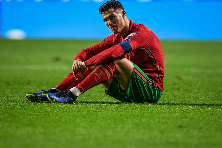 Ronaldo bật khóc nhìn Bồ Đào Nha mất vé đến World Cup 2022 vào tay Serbia - Ảnh 2