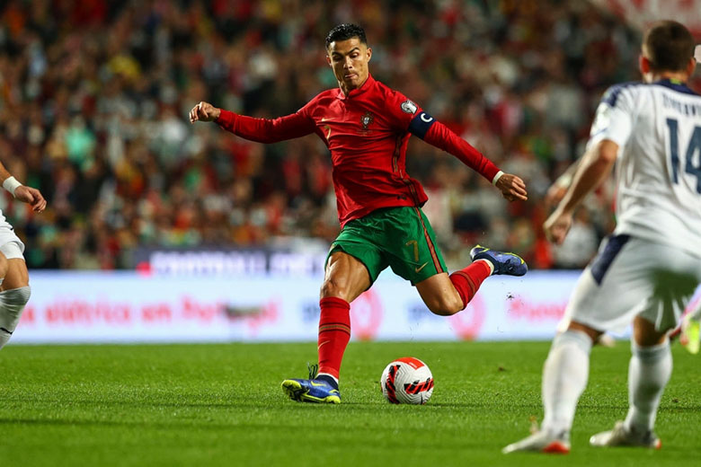 Ronaldo bật khóc nhìn Bồ Đào Nha mất vé đến World Cup 2022 vào tay Serbia - Ảnh 3